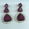 Brinco Triângulo Pedra Fucsia com Micro Zircônias Folheado a Ouro 18K