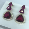 Brinco Triângulo Pedra Fucsia com Micro Zircônias Folheado a Ouro 18K