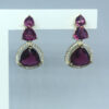 Brinco Triângulo Pedra Fucsia com Micro Zircônias Folheado a Ouro 18K